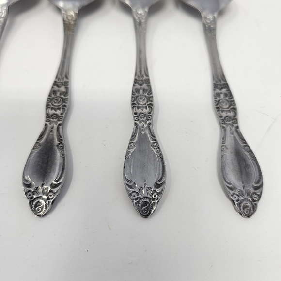 Elegant Silver Spoon Set with Decorative Handles - Picture 12 of 14